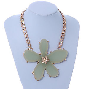 【送料無料】アクセサリー　ネックレスサイズライトグリーンオーバルリンクチェーンゴールドペンダントoversized light green resin flower pendant with chunky oval link chain in gold p