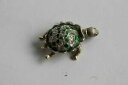 broche tortue argent maill bijoux 35985ラアルジェントブローチ※注意※NYからの配送になりますので2週間前後お時間をいただきます。人気の商品は在庫が無い場合がございます。ご了承くださいませ。サイズの種類の商品は購入時の備考欄にご希望のサイズをご記載ください。　携帯メールでの登録ですと楽天からのメールが届かない場合がございます。