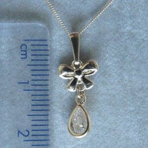 【送料無料】アクセサリー ネックレスチェーンゴールドペンダントリボンボウ 9ct gold ribbon bow over teardrop cz pendant with curb chain