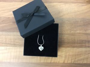 【送料無料】アクセサリー　ネックレスハートペンダントインチネックレスボックスun precioso collar de 18 pulgadas con colgante de corazn, con caja de regalo y libre post nueva