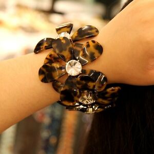 pulsera grande flor diseo tortuga tortuga cristal original noche matrimonio ct1ブレスレットデザイン※注意※NYからの配送になりますので2週間前後お時間をいただきます。人気の商品は在庫が無い場合がございます。ご了承くださいませ。サイズの種類の商品は購入時の備考欄にご希望のサイズをご記載ください。　携帯メールでの登録ですと楽天からのメールが届かない場合がございます。