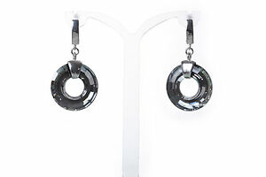 boucles spark pendantes forme ronde, cristal swarovski et argent, anthraciteスパークロンドアルジェント※注意※NYからの配送になりますので2週間前後お時間をいただきます。人気の商品は在庫が無い場合がございます。ご了承くださいませ。サイズの種類の商品は購入時の備考欄にご希望のサイズをご記載ください。　携帯メールでの登録ですと楽天からのメールが届かない場合がございます。