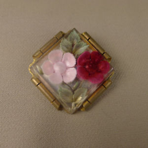 ancienne broche fleurs plexiglasブローチ※注意※NYからの配送になりますので2週間前後お時間をいただきます。人気の商品は在庫が無い場合がございます。ご了承くださいませ。サイズの種類の商品は購入時の備考欄にご希...