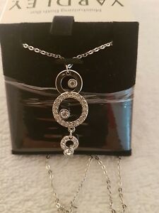 アクセサリー　ネックレス　ペンダントペンダントネックレススワロフスキースワロフスキーuna bella collana con ciondolo di swarovski con dettaglio swarovski sul ciondolo