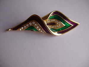 【送料無料】アクセサリー　ネックレス　trs belles couleurs broche reprsente une feuille dimensions 58x18mm 13g