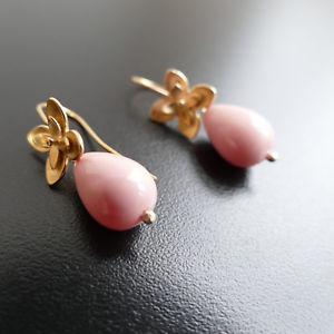 アクセサリー　ネックレス　イヤリングペンダントゴールドローズカラーガラスビーズピンクレビーorecchini pendenti fiore ororose colore con perline di vetro rosa, di catia levy