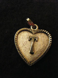 アクセサリー　ネックレス　ペンダントハートロケットciondolo cuore medaglione in argento placcato lettera t 2 cm