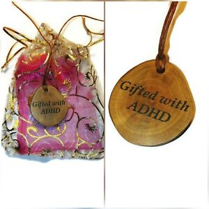 【送料無料】アクセサリー　ネックレス　ネックレスハンドメイドカスタムgifted con adhd collana fatto a mano legno inciso regalo personalizzato adhd add