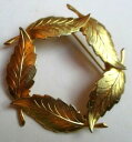 belle broche couleur or feuilles palmes entremles en rosace bijou vintage 4474ヴィンテージ※注意※NYからの配送になりますので2週間前後お時間をいただきます。人気の商品は在庫が無い場合がございます。ご了承くださいませ。サイズの種類の商品は購入時の備考欄にご希望のサイズをご記載ください。　携帯メールでの登録ですと楽天からのメールが届かない場合がございます。