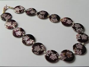 アクセサリー　ネックレス　モールドシェルボルドーリーフデザインオパールビーズネックレスguscio stampato, bordeaux, con design foglia e bianco opal collana