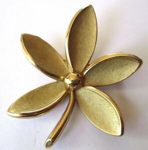 【送料無料】アクセサリー　ネックレス　ビンテージマットbroche ancienne trifari bijou vintage fleur couleur or brillant et mat 496