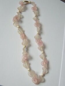 アクセサリー　ネックレス　ヴィンテージアクリルサテンピンクネックレスvintage look satinato acrilica lucite rosa pallido bianco intagliato foglia di fiore collana