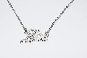 zoe 18ct bianco oro placcatura collana con nomedamigelle ciondolo accessoriゾーイホワイトメッキゴールドネームネックレスペンダントアクセサリ※注意※NYからの配送になりますので2週間前後お時間をいただきます。人気の商品は在庫が無い場合がございます。ご了承くださいませ。サイズの種類の商品は購入時の備考欄にご希望のサイズをご記載ください。　携帯メールでの登録ですと楽天からのメールが届かない場合がございます。