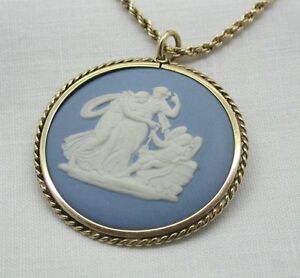 【送料無料】ネックレス ウェッジウッドゴールドマウントカップケーキデザインペンダント1950s large blue and white wedgwood cupcake design pendant in 9ct gold mount