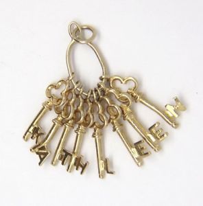 【送料無料】ネックレス　キーイエローゴールドkathleen bunch of keys charm 9ct yellow gold 27mm