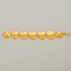 a vintage golden 7 disc spiral hammered link womens braceletビンテージゴールデンディスクリンクブレスレット※注意※NYからの配送になりますので2週間前後お時間をいただきます。人気の商品は在庫が無い場合がございます。ご了承くださいませ。サイズの種類の商品は購入時の備考欄にご希望のサイズをご記載ください。　携帯メールでの登録ですと楽天からのメールが届かない場合がございます。