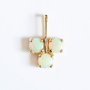 18ct 18k yellow gold natural solid australian white light opal pendantkイエローゴールドオーストラリアホワイトライトオパールペンダント※注意※NYからの配送になりますので2週間前後お時間をいただきます。人気の商品は在庫が無い場合がございます。ご了承くださいませ。サイズの種類の商品は購入時の備考欄にご希望のサイズをご記載ください。　携帯メールでの登録ですと楽天からのメールが届かない場合がございます。