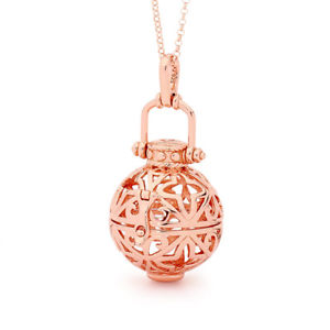 perfumed jewelry harmony rose gold the worlds most perfect giftハーモニーローズゴールド※注意※NYからの配送になりますので2週間前後お時間をいただきます。人気の商品は在庫が無い場合がございます。ご了承くださいませ。サイズの種類の商品は購入時の備考欄にご希望のサイズをご記載ください。　携帯メールでの登録ですと楽天からのメールが届かない場合がございます。