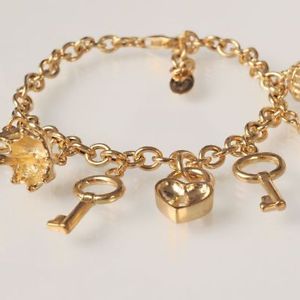 silver 925 bracelet lamina gold with pendants by mary jane ielpo made in italyシルバーイタリアブレスレットラミナゴールドペンダントメアリージェーン※注意※NYからの配送になりますので2週間前後お時間をいただきます。人気の商品は在庫が無い場合がございます。ご了承くださいませ。サイズの種類の商品は購入時の備考欄にご希望のサイズをご記載ください。　携帯メールでの登録ですと楽天からのメールが届かない場合がございます。