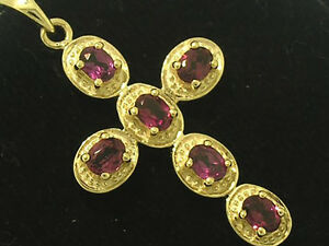 p009 genuine solid 9ct yellow gold natural rhodolite garnet cross pendantソリッドイエローゴールドガーネットクロスペンダント※注意※NYからの配送になりますので2週間前後お時間をいただきます。人気の商品は在庫が無い場合がございます。ご了承くださいませ。サイズの種類の商品は購入時の備考欄にご希望のサイズをご記載ください。　携帯メールでの登録ですと楽天からのメールが届かない場合がございます。