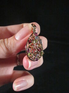 【送料無料】ネックレス　ゴールドペンダントexquisite 9ct gold openwork pendant with gemstones