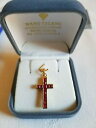 14k yellow gold petite cross with 124 cts 13 rubys and full certificateイエローゴールドプチクロス※注意※NYからの配送になりますので2週間前後お時間をいただきます。人気の商品は在庫が無い場合がございます。ご了承くださいませ。サイズの種類の商品は購入時の備考欄にご希望のサイズをご記載ください。　携帯メールでの登録ですと楽天からのメールが届かない場合がございます。