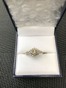 9ct gold engagement ringゴールド※注意※NYからの配送になりますので2週間前後お時間をいただきます。人気の商品は在庫が無い場合がございます。ご了承くださいませ。サイズの種類の商品は購入時の備考欄にご希望のサイズをご記載ください。　携帯メールでの登録ですと楽天からのメールが届かない場合がございます。