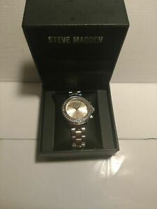 【送料無料】　腕時計　スティーブマッデンカジュアルウォッチカラートーンシルバーsteve madden womens quartz metal and alloy casual watch, color two tone silver