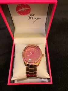 【送料無料】 腕時計 ドルジョンソンゴールドクリスタルピンクボーイフレンドウォッチnib 85 betsey johnson gold crystal bling pink glitter boyfriend watch 【送料無料】 腕時計 ドルジョンソンゴールドクリスタルピンクボーイフレンドウォッチnib 85 betsey johnson gold crystal bling pink glitter boyfriend watch