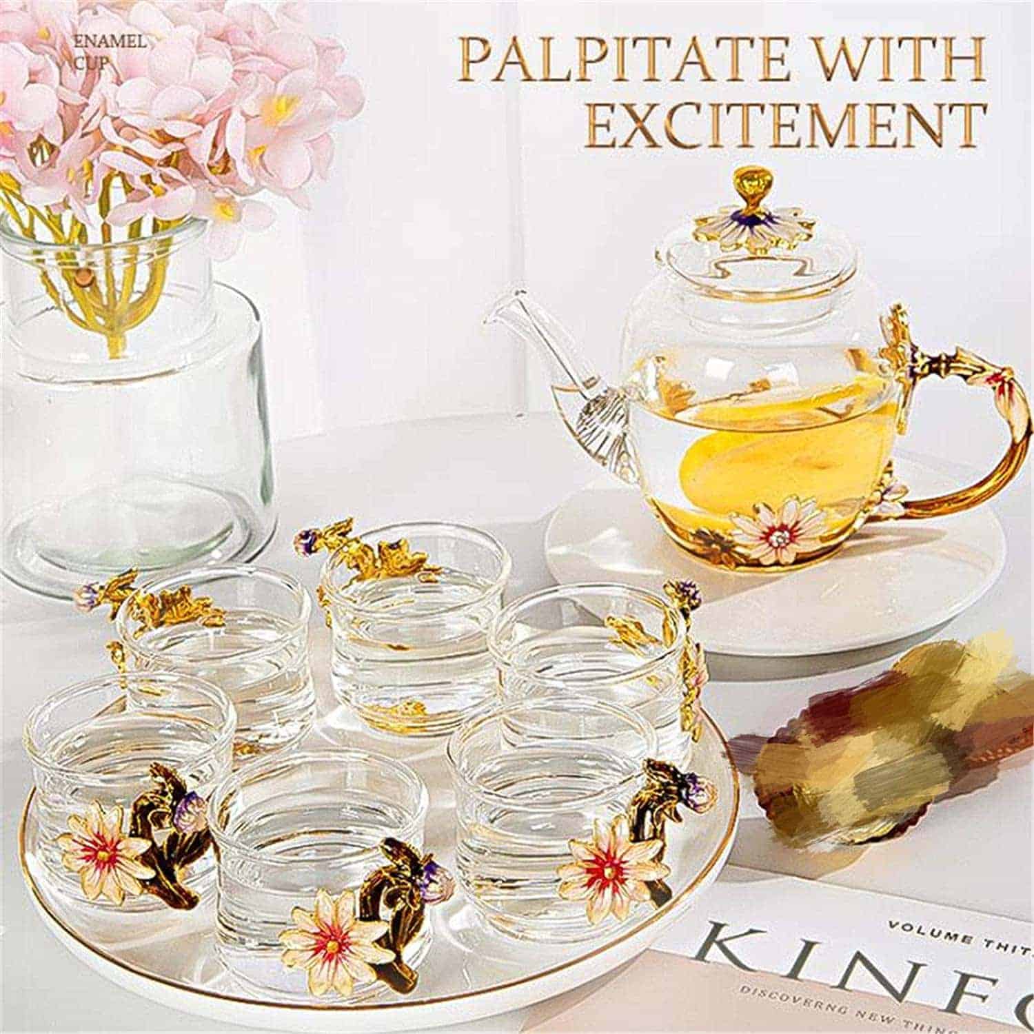 ■商品説明■ ●セット内容:ポット*1 カップ*6 ●材質:耐熱ガラス 【菊・オシャレ】花のデザインはガラス職人による手作りです！紅茶・ハーブティー、ティーパック、工芸茶、花茶など最適！お茶は香りや味わいだけでなく、おしゃれな雰囲気を醸し出し、優雅なお茶会を楽しめます。 【耐熱・壊れにくい】ティーポットとカップ本体は耐熱ガラスで、強い耐熱性を持つことにとどまらず、非常に丈夫で長持ちし、壊れは心配する必要はありません。ティーカップは飲み口が薄いため、口当たりが良く飲み物が一層美味しく感じられます。 【洗い簡単】精巧な注ぎ口のデザインのため、流れがスムーズになり、溢れしにくいです。ガラスの材質なので、茶殻を少しの水で流せばキレイになり、ティーポットとカップを洗うことをより簡単になる。 ◇ ご注意 ※ ガラス製品などには、製造上どうしてもできてしまう突起、小さな傷や気泡が見られる場合がございます。 ※日本語説明書は付属致しません。 ※仕様は予告なく変更する場合がございます。 ※ 全商品、「離島.一部地域」は別途 送料が掛かります。 ※検品を行っておりますが輸入品のため、多少の傷や汚れ等はご了承下さい。■商品説明■ ●セット内容:ポット*1 カップ*6 ●材質:耐熱ガラス 【菊・オシャレ】花のデザインはガラス職人による手作りです！紅茶・ハーブティー、ティーパック、工芸茶、花茶など最適！お茶は香りや味わいだけでなく、おしゃれな雰囲気を醸し出し、優雅なお茶会を楽しめます。 【耐熱・壊れにくい】ティーポットとカップ本体は耐熱ガラスで、強い耐熱性を持つことにとどまらず、非常に丈夫で長持ちし、壊れは心配する必要はありません。ティーカップは飲み口が薄いため、口当たりが良く飲み物が一層美味しく感じられます。 【洗い簡単】精巧な注ぎ口のデザインのため、流れがスムーズになり、溢れしにくいです。ガラスの材質なので、茶殻を少しの水で流せばキレイになり、ティーポットとカップを洗うことをより簡単になる。 ◇ ご注意 ※ ガラス製品などには、製造上どうしてもできてしまう突起、小さな傷や気泡が見られる場合がございます。 ※日本語説明書は付属致しません。 ※仕様は予告なく変更する場合がございます。 ※ 全商品、「離島.一部地域」は別途 送料が掛かります。 ※検品を行っておりますが輸入品のため、多少の傷や汚れ等はご了承下さい。