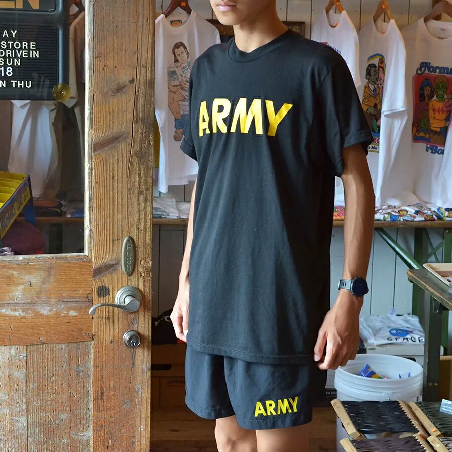 商品情報素材Tシャツ：ポリエステルパンツ：表地/ポリエステル裏地/ポリエステル・スパンデックスアメリカ陸軍トレーニングウェア US ARMY Training wear アメリカ軍のトレーニングウェア。Tシャツはアメリカ陸軍実物のAPFU半袖トレーニング用です。黒のボディーに、目を惹く黄色のARMYのプリント。APFU(Army Physical Fitness Uniform)は、アメリカ陸軍用のトレーニングウェアです。ベーシックな形のTシャツで生地はポリエステル100%です。※中古品につき、汚れ、補修跡等がある場合がございます。また、日焼け、色ブレなどあります。以上、ご理解の上、ご注文下さい。Tシャツサイズ:M/身幅55cm/肩幅46cm/着丈70cm/袖丈20cm。L/身幅cm/肩幅48cm/着丈75cm/袖丈21cm。素材:ポリエステルパンツはアメリカ陸軍実物のトレーニングショートパンツ。表地はソフトな質感のサラッとしたポリエステル素材で両サイドと裏地にはしっかりとしたストレッチ素材が使用され、動きやすい作りになっております。サイドにはスリットも入っており、名前の通りトレーニングにぴったりの1枚です。ウエストはゴム入りで、ドローコードで縛ることもできます。ポケットはありませんが、ウエストの内側とインナーの裾には小さなポケットが付属しています。蓋つきなので小銭や鍵などを収納しながら運動できます。パンツサイズ:M/ウエスト76~96cm/総丈46cm/股下13cm/裾幅38cm。L/ウエスト82~102cm/総丈47cm/股下13cm/裾幅40cm。素材:表地/ポリエステル裏地/ポリエステル・スパンデックス 5