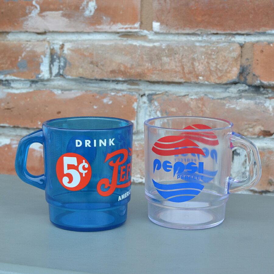商品情報サイズH92×φ82mmLOT:3pcs素材プラスチックStacking Mug スタッキングマグカップ プラスチック製のスタッキングマグカップです。お馴染みのロゴが目を引く、アメリカンな雰囲気たっぷりのアイテムです。スタッキング仕様で重ねて収納できるのも嬉しいポイント！普段使いはもちろん、キッチンや棚に飾ってインテリアとして楽しむのもおすすめです。 5