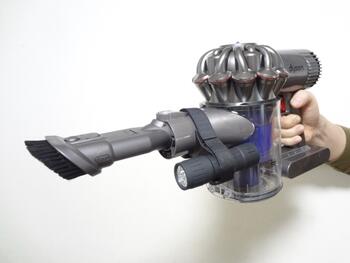 【ネコポス便対応】Dyson V7 ハンディ掃除機に装着可能な懐中電灯 取付具付き / 先端取付　白色LEDライト : 単4電池×3本使用 ハンディライト　※掃除機本体は別売