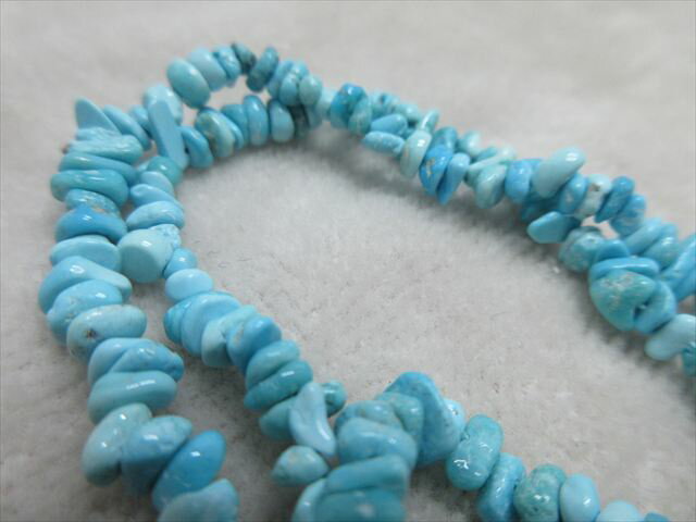 天然石　スリーピングビューティーターコイズ　チップ（ミニタンブル）1連