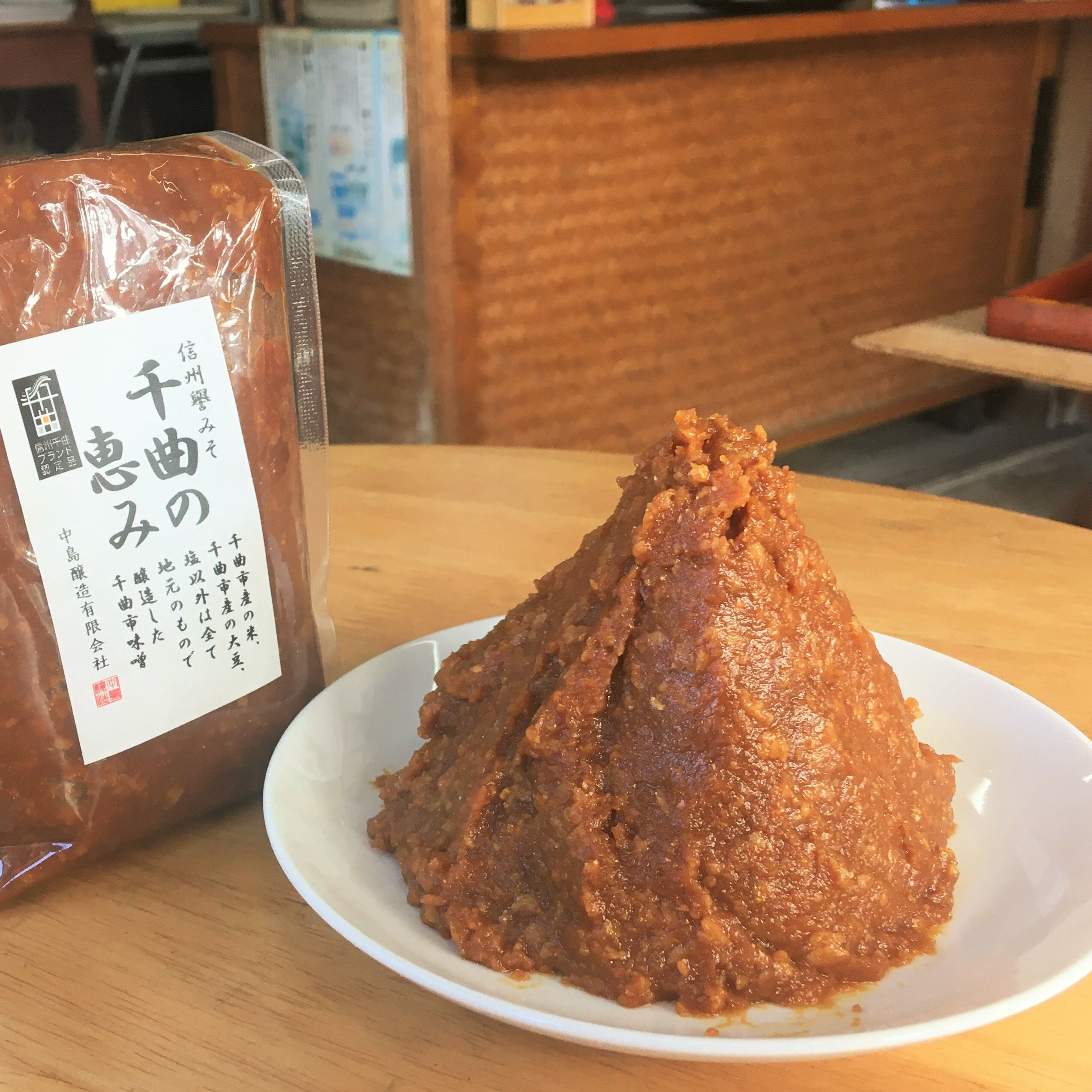 原材料名大豆(千曲市産)、米(千曲市産)、食塩(国産)／酒精内容量1kg×3保存方法直射日光を避け、常温で保存製造者中島醸造有限会社 長野県千曲市上山田温泉1－32－1信州譽みそ　千曲の恵み　1kg入り3つ長野県千曲市でとれた米と大豆を使った味噌。濃厚な旨みが特徴。魚介を使った味噌汁におすすめ。地元長野県千曲市産の米を使用してます。地元の米を厳選し、しっかり温度管理して、良い麹を造ります。地元千曲市で採れた大豆を使用しております。地元の大豆を厳選し、たっぷりの水でしっかり洗って、十分に柔らかくなるまで蒸煮します。ギフトセットはこちらでご案内しております 関連商品はこちら味噌 信州譽みそ 千曲市の大豆で造りま...2,833円味噌 信州譽みそ 譽一番 1kg×3 敬老の日...5,400円