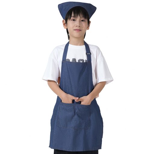 【丈夫で長持ち】高品質なデニム素材を使用しており、活発に動くお子さまでも安心してお使いいただける耐久性を備えています。色落ちしにくく、毎日の給食やお手伝いで繰り返し使っても型崩れしにくいため、長く愛用できる点が保護者の方に安心をお届けします。 【防汚加工】ホコリが付きにくく、シワになりにくい生地を採用しているため、汚れやすい子どもの日常使いでも清潔感を保ちやすい設計です。食べこぼしや汚れが付いてもサッと拭き取れるため、お手入れが簡単で忙しい保護者の負担を軽減します。 【速乾性優秀】吸水・速乾性のある軽量デニム生地が、洗濯後もすぐに乾き、翌日の学校にも即使用できます。毎日使う給食エプロンとして衛生的に保ちやすく、保護者にとって安心して準備できる便利な機能です。 【調整しやすい】首紐は成長に合わせて調整でき、腰紐はバックル式で簡単に着脱できます。子ども自身で身支度しやすく、自立心も育みやすい設計で、保護者にとっても日々の支度がスムーズになります。 【便利な収納性】バッグと三角巾がセットになっており、持ち運びや収納が簡単です。ポケット付きでハンカチや小物を入れられ、学校生活の必需品として使いやすい構造です。