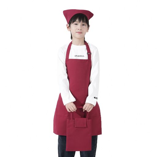 【防汚加工】汚れにくい綿混素材を採用しているため、学校給食や料理教室、家庭でのお手伝いなど、日常のさまざまなシーンでも清潔感を長く保つことができます。油はねや食べこぼしにも強く、お手入れがしやすいので、忙しい保護者の方でも安心してご使用いただけます。 【速乾性能】速乾性に優れた生地を使用しているため、洗濯後も素早く乾き、翌日の学校や習い事にすぐ準備ができます。頻繁に洗っても型崩れしにくく、長時間着用しても快適さを保てるため、毎日気持ちよくお使いいただけます。 【調整自在】首紐は成長に合わせて細かく長さを調整できる仕様になっているため、体格や季節の服装に合わせてジャストフィットさせることができます。ずれにくく、圧迫感を軽減するため、子どもが快適に着用できるデザインになっています。 【簡単着脱】腰紐には扱いやすいバックル式を採用しているため、子どもでも簡単に素早く着脱できます。初めてエプロンを使う場合でも迷わず着替えができ、自主性を育てながら朝の準備や授業前の支度をスムーズに行うことができます。 【便利収納】大きめのポケットはハンカチやティッシュ、小さな調理用品などの収納に便利で、作業時の使い勝手を向上させます。