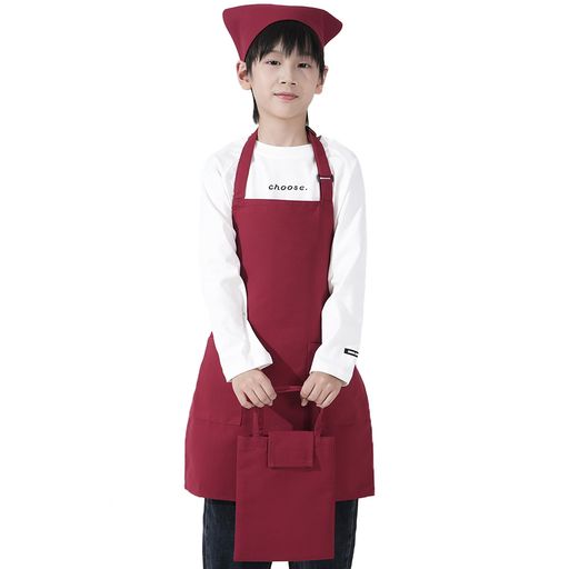 【防汚加工】汚れにくい綿混素材を採用しているため、学校給食や料理教室、家庭でのお手伝いなど、日常のさまざまなシーンでも清潔感を長く保つことができます。油はねや食べこぼしにも強く、お手入れがしやすいので、忙しい保護者の方でも安心してご使用いただけます。 【速乾性能】速乾性に優れた生地を使用しているため、洗濯後も素早く乾き、翌日の学校や習い事にすぐ準備ができます。頻繁に洗っても型崩れしにくく、長時間着用しても快適さを保てるため、毎日気持ちよくお使いいただけます。 【調整自在】首紐は成長に合わせて細かく長さを調整できる仕様になっているため、体格や季節の服装に合わせてジャストフィットさせることができます。ずれにくく、圧迫感を軽減するため、子どもが快適に着用できるデザインになっています。 【簡単着脱】腰紐には扱いやすいバックル式を採用しているため、子どもでも簡単に素早く着脱できます。初めてエプロンを使う場合でも迷わず着替えができ、自主性を育てながら朝の準備や授業前の支度をスムーズに行うことができます。 【便利収納】大きめのポケットはハンカチやティッシュ、小さな調理用品などの収納に便利で、作業時の使い勝手を向上させます。