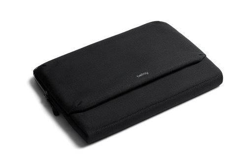 ノートPCと標準サイズのメモ帳を収納できる柔らかな裏地を備えたパッド入りスリーブ 前面のポケットに、マウスなどのモバイルアクセサリーを収納できる伸縮性メッシュスリップポケット2つとペン用スリップポケット2つ 前面のポケットには、大きめの充電器用コンセントやヘッドホンなどのかさばりやすいアイテムを収納できるように柔軟性をプラス ほこりや傷、水はねから中身を守る耐水性のあるファスナーと素材 サイズ:255mm x 330mm x 25mm、表地と裏地に再生ペットボトル100%の素材を使用、レザー不使用
