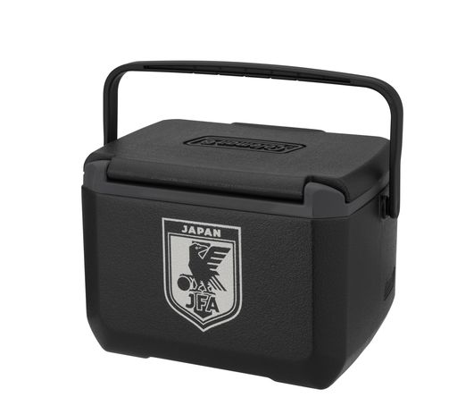 コールマンからサッカー日本代表オフィシャルライセンス商品として、テイク6、テイク9のクーラーとアイスブリックの発売開始! 【使用シーン】ピクニックや海水浴などのアウトドアレジャーやスポーツで活躍します。暑さが気になる屋外でのクラブ活動・部活・スポーツ大会や運動会などの飲料・お弁当の保冷に役立ちます。ドライブの車内用クーラーでも重宝します。 【容量4.7L】350ml缶が6本入るサイズ、500mlペットボトルも横置き収納可能です。 【サーモオゾンインサレーション】製造工程で発生する炭素排出量を軽減させる素材(サーモオゾンインサレーション)をクーラーの断熱材に使用し、環境に配慮して製造されています。 使用断熱材は製造時液状の為クーラー内部の隅々まで充填され、より高い保冷力を実現します。 【ニューライズドボトム】クーラーの底面に空気の通り道を設けて、地面に直接クーラーを置く際に地面の熱の影響を受けにくい構造となっています。 食べ物を入れる際は必ず袋や容器に入れてからご使用ください