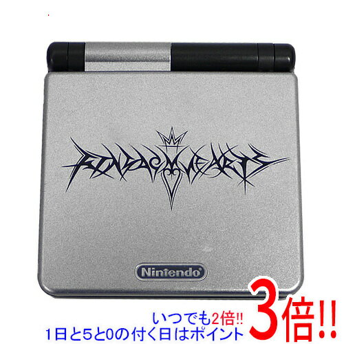 商品名【中古】キングダムハーツ チェイン オブ メモリーズ ディープシルバーエディション GBASP同梱版 ソフトなし商品状態 動作確認済みの中古品です。 ※中古品ですので、傷、汚れ等ある場合がございます。 ご理解の上、ご検討お願いします。 商品説明 GAMEBOY ADVANCEの後継モデルとして登場した、『ゲームボーイアドバンスSP』 フロントライトを搭載し、弱い光の下でも明るく見やすい画面になりました。 蛍光灯など弱い光の下では画面が見にくかった従来の反射型TFTカラー液晶画面は、フロントライトが付いたことで、薄暗い室内、夜間でも画面はくっきり。また、折りたたむと縦84.6ミリ、横82ミリ、高さ23.3ミリのサイズとなり、ポケットやカバンに入れて手軽に持ち運べるようになりました。 商品名 キングダムハーツ チェイン オブ メモリーズ ディープシルバーエディション 基本仕様 液晶 反射型TFTカラー液晶（フロントライト付） 画面サイズ 40.8mm×61.2mm CPU 32KB WRAM ＋ 96KB VRAM（CPU内蔵） メモリ 256KB WRAM（CPU外部） 持続時間 ・ライトON時：約10時間（フル充電時） ・ライトOFF時：約18時間（フル充電時） 充電時間 約3時間 寸法 縦84.6mm×横82mm×厚さ24.3mm （折りたたみ時） 本体重量 約143g（バッテリーパックを含む） 対応ソフト ・ゲームボーイアドバンス専用カートリッジ ・ゲームボーイカラー対応/専用カートリッジ ・ゲームボーイ用カートリッジ 付属品 ※ゲームボーイアドバンス用ソフト『キングダムハーツ チェイン オブ メモリーズ』は欠品しております。 ※画像のものがすべてです。ご確認後、ご検討お願いします。 その他 ※商品の画像はイメージです。その他たくさんの魅力ある商品を出品しております。ぜひ、見て行ってください。※返品についてはこちらをご覧ください。　