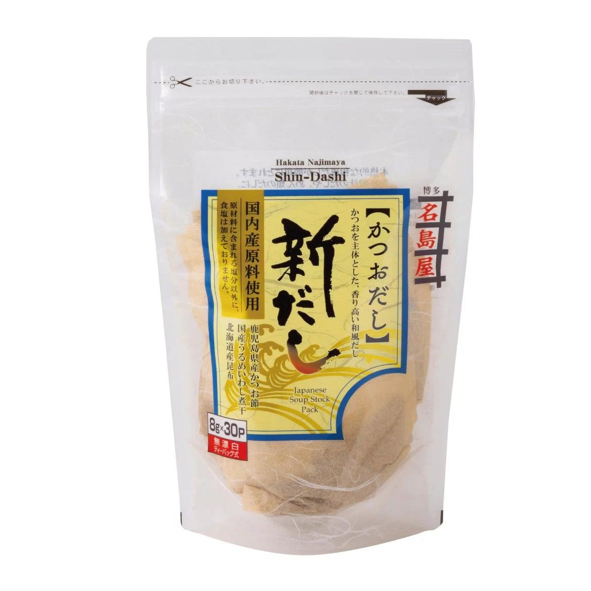 鹿児島県産の鰹節を主体に、国産のうるめいわし煮干、北海道産昆布をバランスよく配合。出汁原料は国産原料にこだわりました。うま味調味料不使用、素材本来の味が楽しめるだしパック。隠し味として国産小麦・大豆を発酵させた「熟成もろみ」を配合。別名醤油の実とも呼ばれる「もろみ」がだしの旨味を引き出します。原材料に含まれる塩分以外に食塩は加えておりません。8g×30パック入りサイズ：縦25×幅16×奥行6cm