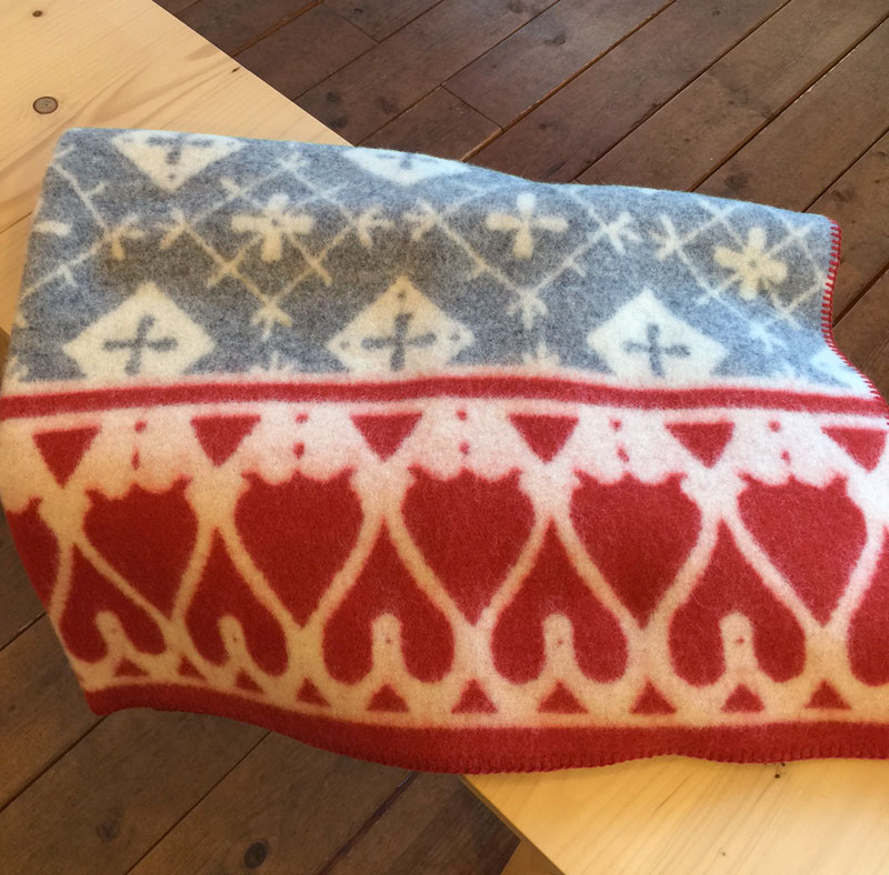 【KLIPPAN　クリッパン】（スウェーデン） ウールシングルブランケット　フィアルネス　レッド／グレー【ギフト】