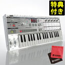 製品名 KORG microKORG Crystal 【20 周年記念モデル】 microKORG は 2002 年に発売され、20 年もの間、その勢いを保ってきました。数え切れないほどのトラック やアーティストが microKORG マジックの素晴らしい可能性を活用し、ステージやスタジオのミュージシャン に最も人気のある選択肢の 1 つであり続けているのです。 microKORG Crystal は、この象徴的なシンセの究極の生まれ変わりです。お見逃しなく！ ・20 年に及ぶ microKORG の輝かしい歴史に感謝を込めて。 ミュージシャンが「定番」と認める楽器は、時代の流行とは無縁で長く愛され、使い続けられるもの。「定番」 という言葉は、画期的な存在であるこの楽器を象徴しています。数多のコピーが生まれても、オリジナルだ けが持つ個性はより鮮やかに輝き、時を経るほどにその魅力を増して行きます。 20 年前、電池で駆動するポータブルな microKORG が誕生しました。時代を先駆けたミニ鍵盤、パワフルな ボコーダー、現代の音楽ジャンルに最適なすぐに使えるサウンドは、多くのヒット曲を生み出し、瞬く間にミ ュージシャンのプレイ・スタイルを一変させました。このコンパクトなサウンド・モンスターは、キーボードを弾 かない多くのミュージシャンにシンセの素晴らしさを教え、今では当たり前となった音楽制作の方法を生み 出しました。小さなキーボードがステージ上の大きなキーボードの上に控えめに置かれ、アマチュアからプ ロまでが同じ楽器を手に入れて、小さな寝室から大きなプロのレコーディング施設まで、世界中の音楽シー ンの最前線に置かれるようになったのです。 発売 20 周年を記念した特別仕様の microKORG Crystal は、今や「定番」となったこのシンセサイザーを、 ユニークかつスタイリッシュに仕上げています。 ・スケルトンの半透明シャーシと、それに合わせた半透明なノブ、操作子類 これまでの microKORG の構造を一新し、電子回路や内部が見える半透明のシャーシを採用した 「microKORG Crystal」。ノブやダイヤル、ホイールなどの操作子も同じ半透明になっています。どの角度か ら見ても楽しい microKORG Crystal は、記念モデルとしてその名の通り、microKORG を生み出したコルグ・ チームのエネルギーや想いを「結晶化」しています。 ・美しい輝きを放つ操作パネル microKORG Crystal は、ステンレス鏡面仕上げのトップ・パネルと半透明のノブやダイヤルが見事に調和 し、もはや電子楽器を超えた存在として、他の楽器にはない外観上のインパクトを与えています。 ・質感の高い頑丈なアルミ製サイド・パネル オリジナル・モデルでは、レトロ感を演出する木製のサイド・パネルを採用し、アナログ・モデリングのシン セ・エンジンに上品なアクセントを加えていました。今回の特別モデルではアルミ製サイド・パネルを採用 し、すっきりとした印象に仕上げています。 コルグならではの遊び心として、microKORG Crystal の透明ボディが外からも見える専用透明素材キャリ ー・バッグが付属し、ステージ上でもオフでも microKORG をアピールすることができます。 ■主な仕様 鍵盤: ミニ鍵盤、37 鍵 (ベロシティ対応) 最大同時発音数: 4 ボイス 音源システム: アナログ・モデリング・シンセシス・システム 外形寸法(W × D × H): 524 × 232 × 70 mm 質量: 2.4 kg（電池および付属マイクロフォンを除く本体のみ質量） 付属品：AC アダプター、コンデンサー・マイクロフォン