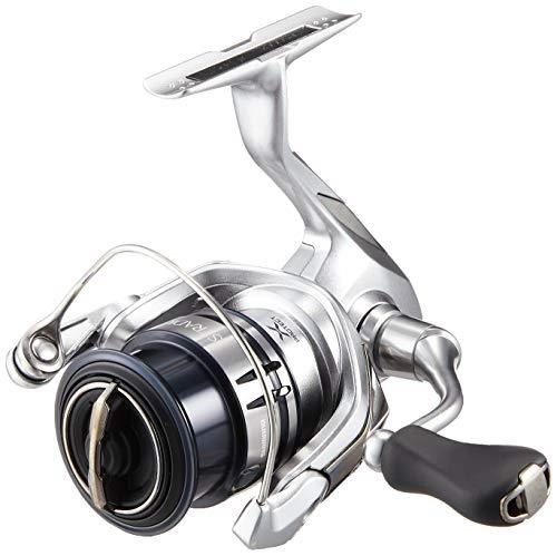 スタイル：C2000SHG◆商品名：シマノ(SHIMANO) スピニングリール 19 ストラディック C2000SHG 渓流トラウト ライトソルト全般ギア比: 6.0実用ドラグ力/最大ドラグ力(kg): 2.0/3.0自重(g): 185スプール寸法(径/ストローク)(mm): 43/13.5糸巻量:ナイロン(lb-m) 3-125、4-100、5-75/ フロロ(lb-m) 3-110、4-85、5-65/ PE(号-m) 0.6-150、0.8-110、1-80最大巻上長(cm/ハンドル1回転): 81ハンドル長(mm): 45ベアリング数 BB/ローラー: 6/1説明 基本性能をさらに磨いて。実感できる進化がここに結実。スピニングリールの基本性能である巻き耐久性飛びがさらに進化を遂げました。マイクロモジュールギアII、サイレントドライブを搭載することでフラッグシップに迫るリーリング性能を追求。また上位機種を踏襲した新しいHAGANEギア、防水機構のXプロテクトを搭載することで従来モデルよりさらに強く、耐久性のあるモデルになりました。さらに同クラスでは初となるロングストロークスプールを採用することでキャスト性能も向上。今までルアーが届かなかったポイントへのアプローチを可能にします。豊富なラインナップで、ライトなターゲットから海の大物まで幅広いシーンで活躍するストラディック、フラッグシップに迫る進化を遂げました。