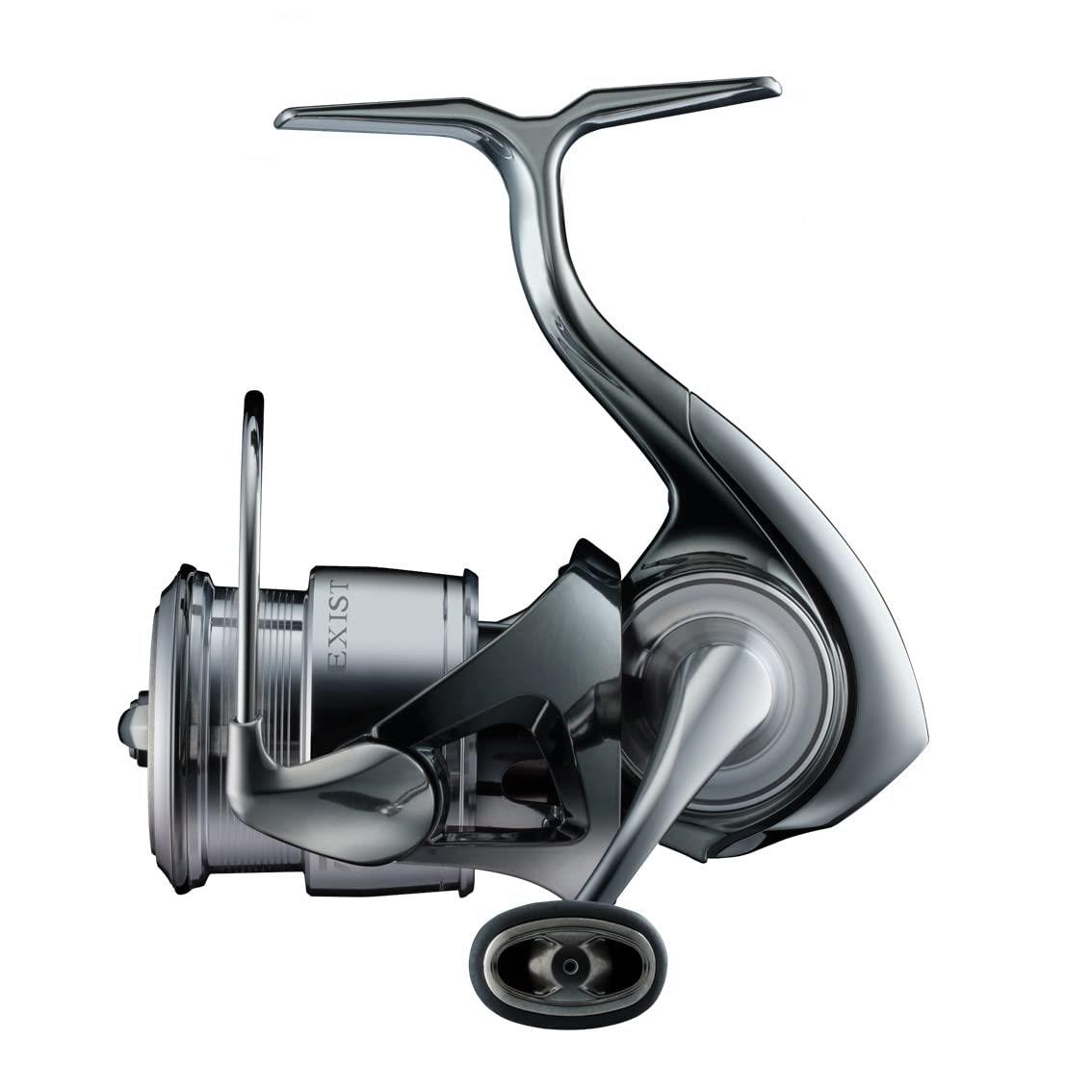 スタイル：SF1000S-P◆商品名：ダイワ(DAIWA) スピニングリール/スーパーフィネス 22EXIST SF1000S-P覚醒する操縦性。EXIST SFギア比： 4.6 / 巻取り長さ(cm)： 57ドラグ力 (kg): 3 / 自重(g): 135ベアリング数：11 / 標準糸巻量PE（号-m) ：0.3-200ハンドル長(mm)：35説明 EXIST SF！！フィネスを超える未体験ゾーンへ。覚醒する操縦性。SF（スーパーフィネス）コンセプト――これまでのフィネスを、はるかに超えた領域で、ミリ単位の精緻なコントロールを可能にするスピニングリールの設計思想。この新たなチャレンジに、われわれダイワは、小型スピニングリールのフラッグシップEXISTを選んだ。それは、なぜか。ダイワは、フラッグシップに平穏を求めない。なれ合いはしない。常にフィッシングシーンのフロントランナーであってほしいと願っている。EXIST SF――誤解を恐れずにいうなら、優等生ではない。EXISTのフィロソフィーを継承しつつも、そこに常識はない。バーサタイルではなく一点突破。目指したのは、フィネスを超えるスーパーフィネス。エアドライブデザイン、フルメタル（Mg製）モノコックボディ、マグシールドといったEXISTの基本性能は維持したまま、ギリギリまで追い込んでチューニングしている。ターゲットを、4lb（フロロ・ナイロン）もしくは0.6号（PE）以下のラインを用いたバス、トラウト、ライトソルトに絞り込み、徹底的にコンパクト化・軽量化。そのために一定レベルの耐久性・防水性は削ぎ落としたが、それらによって得られる対価は、いまだだれも踏み入れたことのない領域。これまでのフィネスの限界域をはるかに超えたその先で、心に描いたイメージどおりにルアーが軌道を描く“操縦性”は、魚との一対一の濃密な時間をもたらせてくれるだろう。ギリギリまで絞り込んだ自重は、過剰な力を加えなくても振り抜けるキャスティング性能となって、飛距離と精度に貢献する。手のひらに包み込めるようなコンパクトなボディは、繊細なタッチでのフェザリングを可能にし、狙い通りのアプローチを約束してくれるだろう。ショートスプールはATD TYPE-Lによるラインのスム ーズな滑り出しを、より高度な次元まで昇華させた。テクノロジーのすべてをスーパーフィネスへ。アングラーを覚醒させる、EXIST SF、デビュー。EXIST SF・EXIST LTの違い■20％ドラグ性能UP　⇒スプールのショート化によりライン放出時にかかる抵抗のバラツキを抑制。　　更に最大ドラグ力を3kgに変更する事で、フィネスの釣りにおいて重要視される低ドラグ域での調整幅が広がり、より最適なドラグの微調整が可能。■飛距離/スイングスピード　約7％/約12％UP　⇒EXIST SF2500SSとSTEEZ RC61L-SVとの超軽量タックルの組み合わせにより、既存タックルに比べスイングスピードが約12％UP。　　それにより軽量ルアーのロングキャスト性能が向上。同じ距離へのキャストにおいては、より力を抜いてキャストする事が出来る為、キャスト精度も向上。■大幅な軽量化　⇒ボディを約20％コンパクト化することにより大幅な軽量化を実現（LT2500S＝160gに対し、SF2500SS=140g）。■約16％感度UP　⇒メインシャフトの小径化等、内部部品をSF専用設計することにより、振動伝達性能が向上。