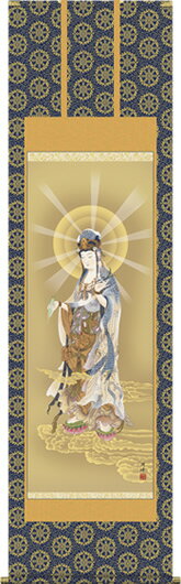 掛け軸-雲上観音／高畠周峰（尺五）心を和ませ安らぎの境地へと誘う気高きお姿 同梱購入される方だけの特典-特製オニックス製風鎮（ふうちん-掛け軸の装飾品）を 特別価格にてご提供しております♪ 仏画掛け軸で厳かな空間を創造する！一幅の掛軸が床の間を演出いたします！ まさに生けるが如き穏やかな表情、慈愛に満ちあふれ瑞雲の上に静かに佇む優美なお姿に、思わず合掌せずにはいられない崇高な作品です。仏事、法事のみならず日常掛けとしてもどうぞ。 ●幅54.5×高さ190cm ●本紙・・・新絹本 ●軸先・・・金メッキ金軸 ●桐箱畳紙収納 ●表装品質十年間保証付き 日本画構図の開発と国内生産品にこだわった製品です！ 作品は特殊印刷に手彩色仕上げとなっています。 送料無料サービス中♪仏（佛）画掛け軸で安らぎを！ ↑　↑　↑ 画像をクリックすると拡大図をご覧いただけます♪ 幅広・大きい寸法の尺八サイズもございます！ 専用桐箱に収納してお届けします