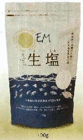 ・商品名：EMていだの生塩 ・原材料：海水、天日塩、EM・X ・（株）EM生活EMていだの生塩 EMていだの生塩で健康生活！！ EMていだの生塩は、沖縄県久米島の海洋深層水を使い、こだわりの素材・製法。技術から生まれたお塩の結晶です。あらゆる料理に幅広くお使いいただけ、食を通して毎日の健康生活をしっかりサポートします。 近年、ほとんどの日本人がミネラル不足に陥っているといわれています。 海洋生物から進化した人間にとって、海のミネラルは、体内をい維持する上で必要不可欠な成分です。 「EMていだの生塩」は、海水のもつ豊富なミネラル分を、そのままお塩に封じ込めた贅沢な逸品です。 微量、超微量ミネラルの供給源の1つとして、ご利用いただければ幸いです。 「EM蘇生海塩」は、微量ミネラルをキレート化し、触媒的な機能を持たせるようにしました。 そのために、体内で効果的に作用する塩となっています。 どうぞ健康維持の食品としてEM・Xと併用してお召し上がりになりますと効果的です。 （毎日、EM・X30mlにEMていだの生塩1gが目安です。） -EMていだの生塩の こだわり- ●沖縄深層海の自然の恵み● 美しい自然が広がる沖縄県久米島んの沖、水深612mより汲み上げた海洋深層水を 100％ベースに使用しています。 ●旨みを活かす天日干し製法● 直下を使わず、濃縮・蒸発・天日干し天日干しで海洋深層水の素材の旨みを活かすことに こだわりました。 ●EM技術の活用● 乳酸菌、酵母菌、光合成菌などの善玉菌（有用微生物群：Effective Microorganisms) を用いたEM技術を天日干し製法に活用しました。 EMていだの生塩成分分析結果 (100gあたり) 分析項目 分析結果 エネルギー 11kcal たんぱく質 100mg 脂質 100mg 炭水化物 2700mg ナトリウム 33700mg マグネシウム 860mg リン 0.24mg カリウム 410mg カルシウム 480mg クロム 2&mu;g マンガン 0.008mg 鉄 0.029mg 銅 0.003mg 亜鉛 0.005mg セレン 1&mu;g未満 モリブデン 7&mu;g ヨウ素 38&mu;g