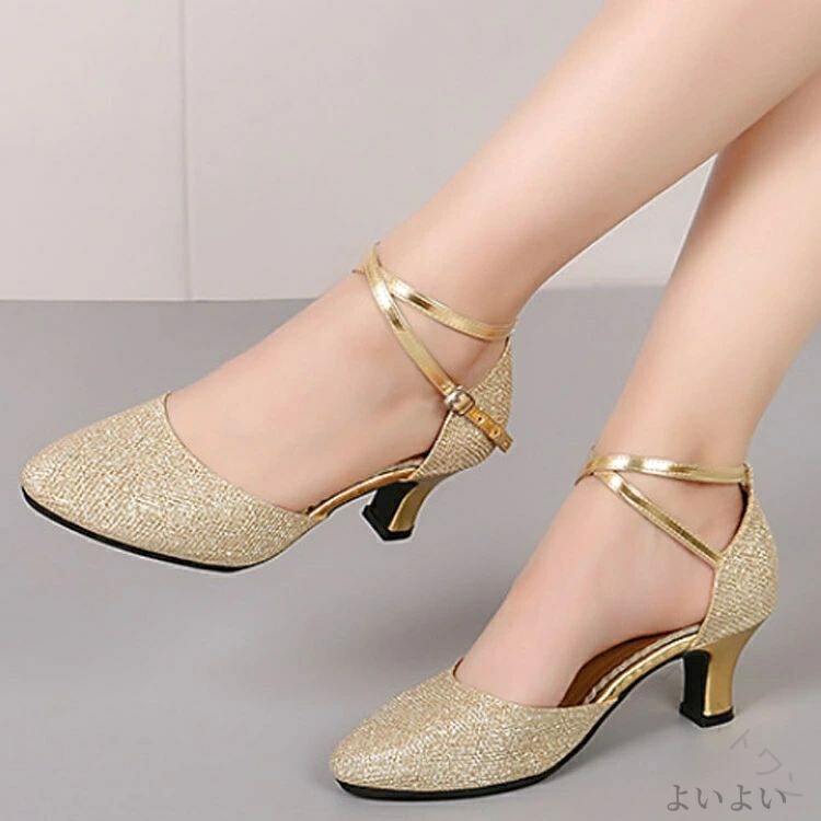 【ダンスシューズ】【21.5〜26cm】【全5色】【ヒール5.5cm/3.5cm】ミディアムヒールはしっかりとした高さで、伸びやかに踊れます。高品質の合成皮革で作られており、柔軟性があり、耐摩耗性があり、質感が繊細です。 柔らかくて快適で、変形しにくい。長時間履いても疲れません。 足のラインを美しく見せます。スエードソールの利点は、歩いても音が響きにくく、遮音効果があり、室内ダンスに非常に適しています。耐摩耗性のあるゴムソール、適度な硬さ、歩きやすく滑りにくい。練習のダンスはもちろん、またはステージ上で行うことにより、この靴はあなたの最良の選択であります。 サイズ 33(21.5cm) 34(22.0cm) 35(22.5cm) 36(23.0cm) 37(23.5cm) 38(24.0cm) 39(24.5cm) 40(25.0cm) 41(25.5cm) 42(26.0cm) サイズについての説明 33(21.5cm)　34(22.0cm)　35(22.5cm)　36(23.0cm)　37(23.5cm)　38(24.0cm)　39(24.5cm)　40(25.0cm)　41(25.5cm)　42(26.0cm)　 素材 合成皮革、ゴム/スエード 色 3.5cmゴールド(ゴム底) 5.5cmゴールド(ゴム底) 3.5cmシルバー(ゴム底) 5.5cmシルバー(ゴム底) 3.5cmブラック(ゴム底) 5.5cmブラック(ゴム底) 3.5cmパープル(ゴム底) 5.5cmパープル(ゴム底) 3.5cmブラウン(ゴム底) 5.5cmブラウン(ゴム底) 3.5cmゴールド(スエード底) 5.5cmゴールド(スエード底) 3.5cmシルバー(スエード底) 5.5cmシルバー(スエード底) 3.5cmブラック(スエード底) 5.5cmブラック(スエード底) 3.5 備考 ●サイズ詳細等の測り方はスタッフ間で統一、徹底はしておりますが、実寸は商品によって若干の誤差(1cm〜3cm )がある場合がございますので、予めご了承ください。 ●製造ロットにより、細部形状の違いや、同色でも色味に多少の誤差が生じます。 ●パッケージは改良のため予告なく仕様を変更する場合があります。 ▼商品の色は、撮影時の光や、お客様のモニターの色具合などにより、実際の商品と異なる場合がございます。あらかじめ、ご了承ください。 ▼生地の特性上、やや匂いが強く感じられるものもございます。数日のご使用や陰干しなどで気になる匂いはほとんど感じられなくなります。 ▼同じ商品でも生産時期により形やサイズ、カラーに多少の誤差が生じる場合もございます。 ▼他店舗でも在庫を共有して販売をしている為、受注後欠品となる場合もございます。予め、ご了承お願い申し上げます。 ▼出荷前に全て検品を行っておりますが、万が一商品に不具合があった場合は、お問い合わせフォームまたはメールよりご連絡頂けます様お願い申し上げます。速やかに対応致しますのでご安心ください。 【原産国／製造国: 中国】 .シューズ 大きいサイズ 室内 室外 ストラップ モダン 社交ダンスシューズ ダンスシューズ つま先あり ラテン 演出 舞台 ステージ ダンス 練習 人気 セール 高品質 快適。 指定された配送時間は承っておりません。【オネストワン】