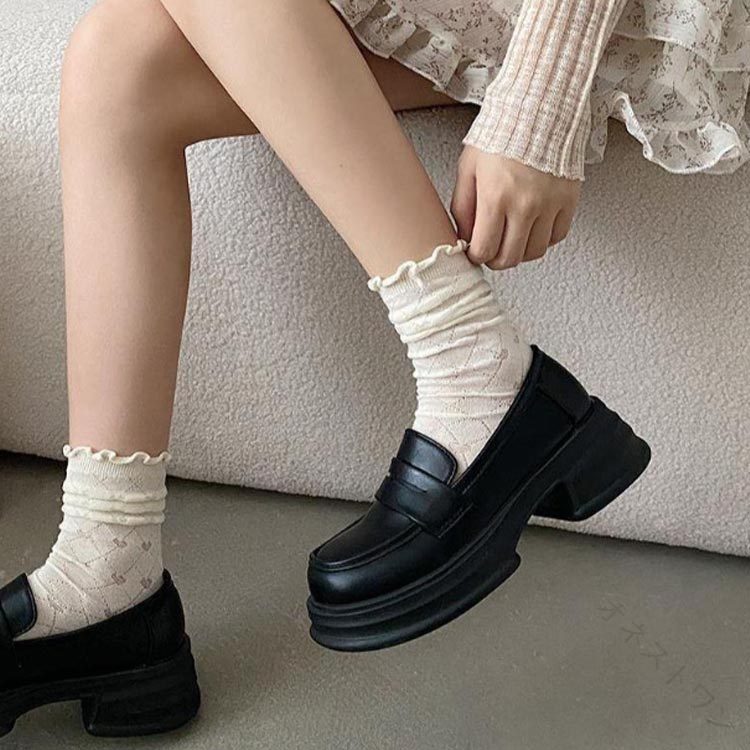 【厚底ローファー】【22.5〜25.0cm】【美脚・脚長・スタイルアップ】大人可愛いエナメルローファーが登場！【エレガントでフェミニンな印象に】光沢のあるエナメル加工に存在感のある大き目のビジューバックルで上品で大人可愛い雰囲気に！【スタイルアップ】厚底ソールは履くだけで自然とスタイルアップ！【こなれ感のあるスタイリングに】合わせやすいシンプルなデザイン&amp;カラー！きれいめコーデの外しアイテムとしてもオススメ♪カジュアルになりすぎず、こなれ感のあるスタイリングを演出！ サイズ 35(22.5cm) 36(23.0cm) 37(23.5cm) 38(24.0cm) 39(24.5cm) 40(25.0cm) サイズについての説明 35(22.5cm)　36(23.0cm)　37(23.5cm)　38(24.0cm)　39(24.5cm)　40(25.0cm)　 素材 人工皮革 ゴム PU 色 ブラックマット ブラック光沢感 ベージュ 備考 ●サイズ詳細等の測り方はスタッフ間で統一、徹底はしておりますが、実寸は商品によって若干の誤差(1cm〜3cm )がある場合がございますので、予めご了承ください。 ●製造ロットにより、細部形状の違いや、同色でも色味に多少の誤差が生じます。 ●パッケージは改良のため予告なく仕様を変更する場合があります。 ▼商品の色は、撮影時の光や、お客様のモニターの色具合などにより、実際の商品と異なる場合がございます。あらかじめ、ご了承ください。 ▼生地の特性上、やや匂いが強く感じられるものもございます。数日のご使用や陰干しなどで気になる匂いはほとんど感じられなくなります。 ▼同じ商品でも生産時期により形やサイズ、カラーに多少の誤差が生じる場合もございます。 ▼他店舗でも在庫を共有して販売をしている為、受注後欠品となる場合もございます。予め、ご了承お願い申し上げます。 ▼出荷前に全て検品を行っておりますが、万が一商品に不具合があった場合は、お問い合わせフォームまたはメールよりご連絡頂けます様お願い申し上げます。速やかに対応致しますのでご安心ください。 【原産国／製造国: 中国】 .厚底 ローファー レディース 歩きやすい パンプス レースアップ ラウンドトゥ 靴 シューズ 美脚 太ヒール 黒 白 フラット おしゃれ 春 夏 秋 冬 大人可愛い デート お出かけ 通学 学生 量産型 地雷系 エナメル クッション 疲れにくい 通勤 オフィス カジュアル 軽量 革靴 5cmヒール 仕事用 ファッション 人気 セール 通勤靴 甲高 幅広対応 かわいい きれいめ。 指定された配送時間は承っておりません。【オネストワン】